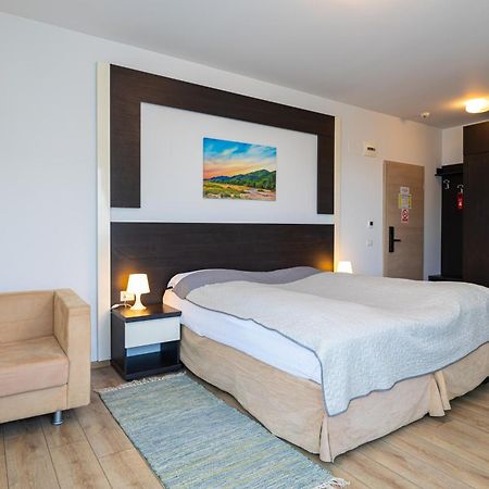 Hotel Armonia By Aristocratis à Targu Neamt Extérieur photo
