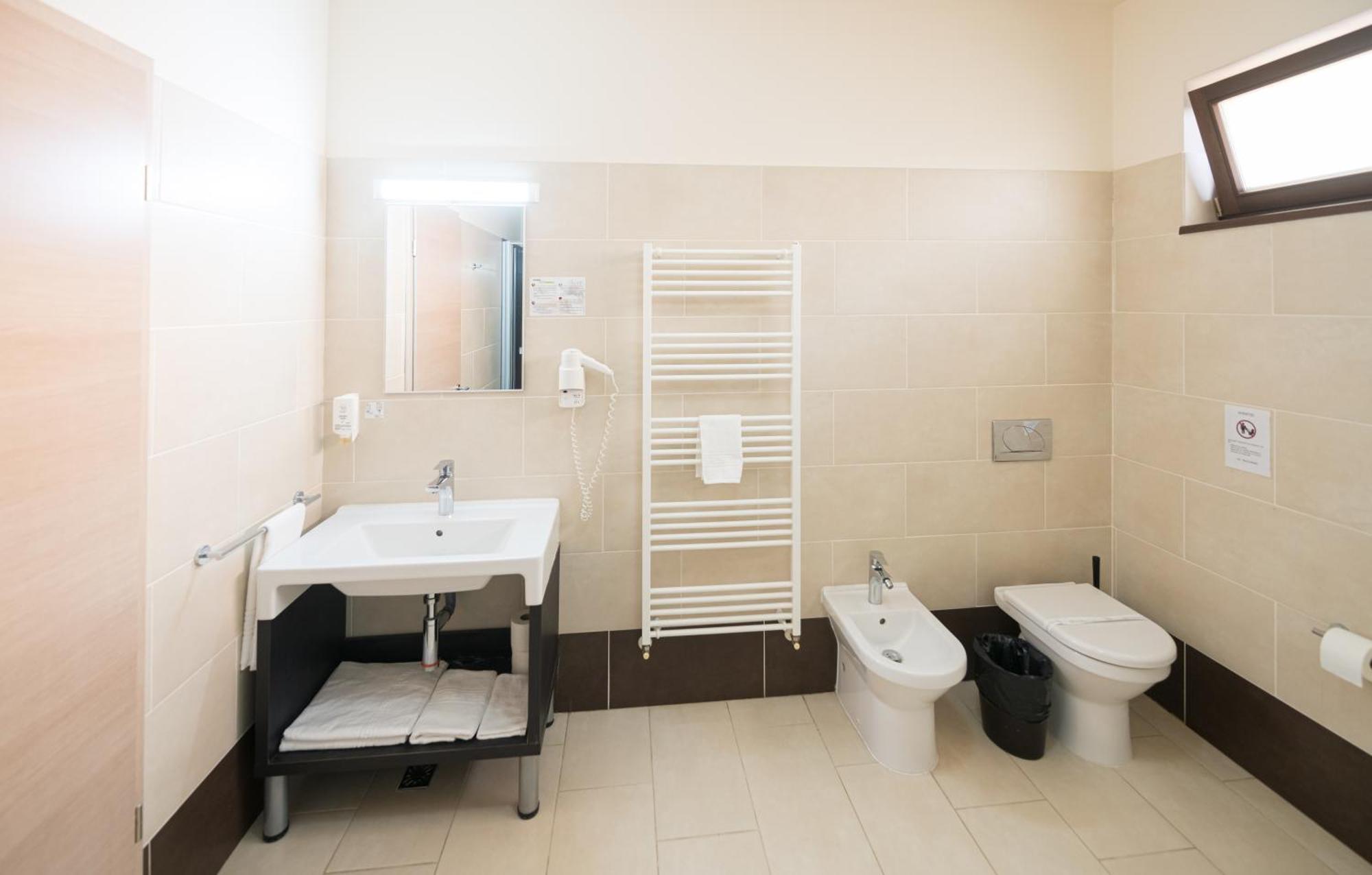 Hotel Armonia By Aristocratis à Targu Neamt Extérieur photo