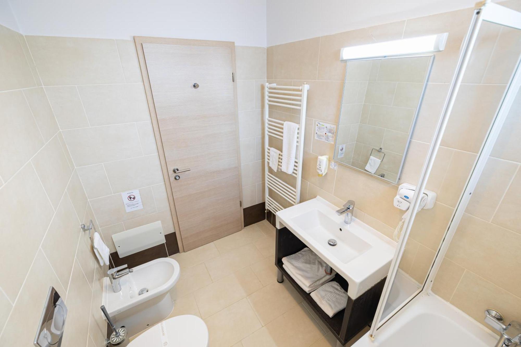Hotel Armonia By Aristocratis à Targu Neamt Extérieur photo