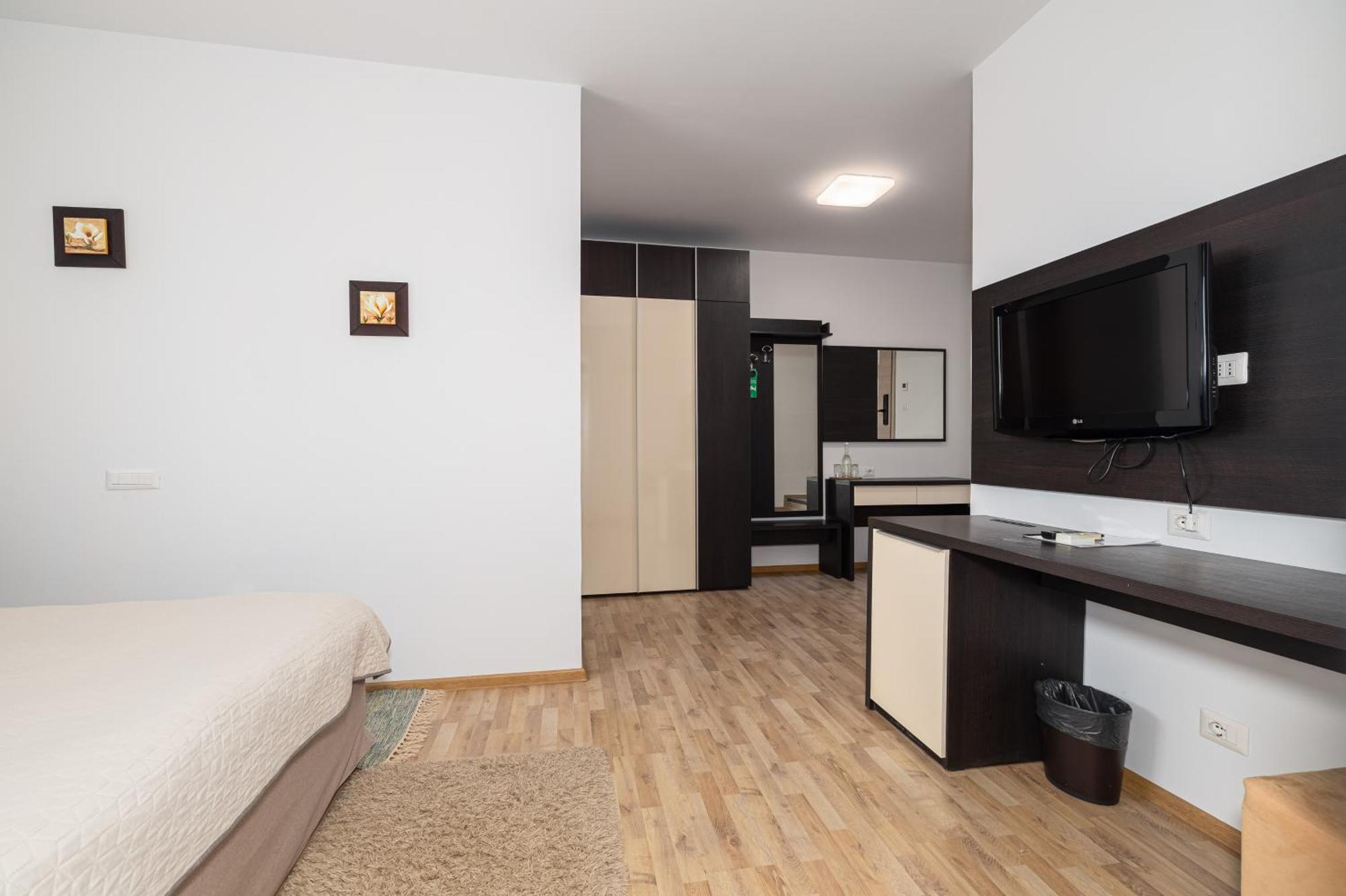 Hotel Armonia By Aristocratis à Targu Neamt Extérieur photo