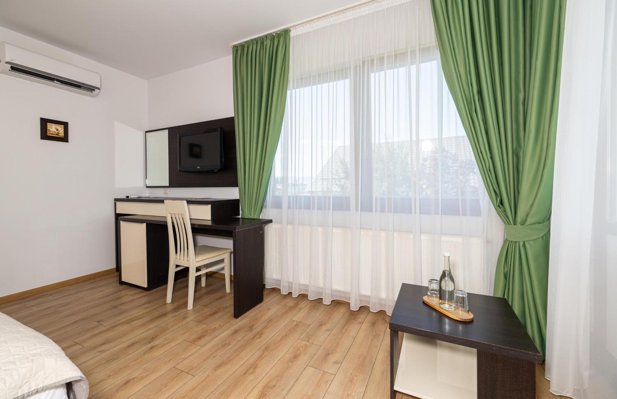 Hotel Armonia By Aristocratis à Targu Neamt Extérieur photo