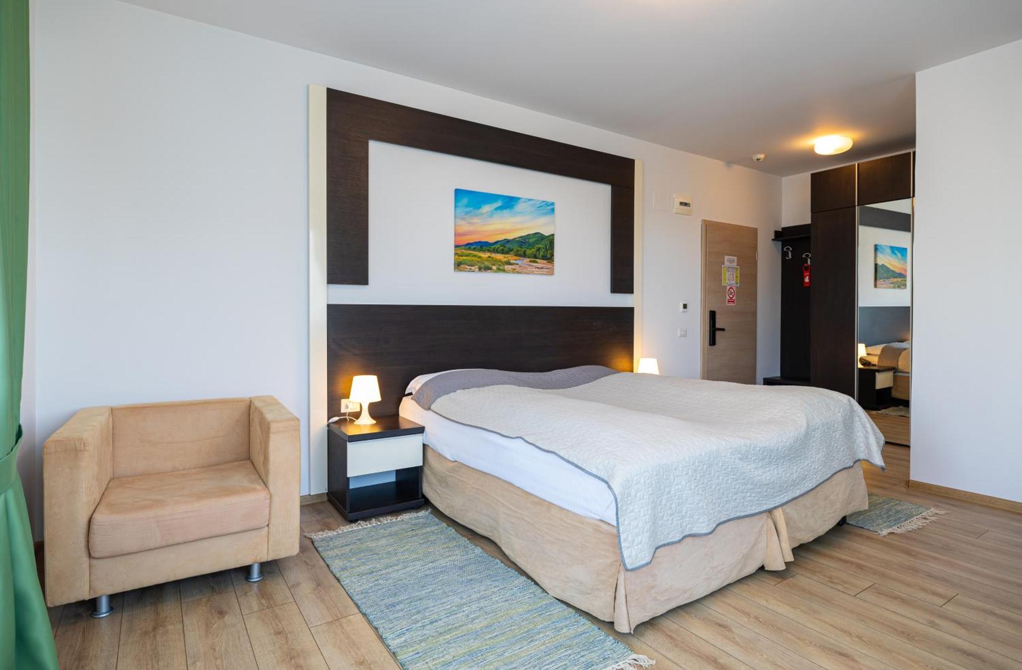 Hotel Armonia By Aristocratis à Targu Neamt Extérieur photo