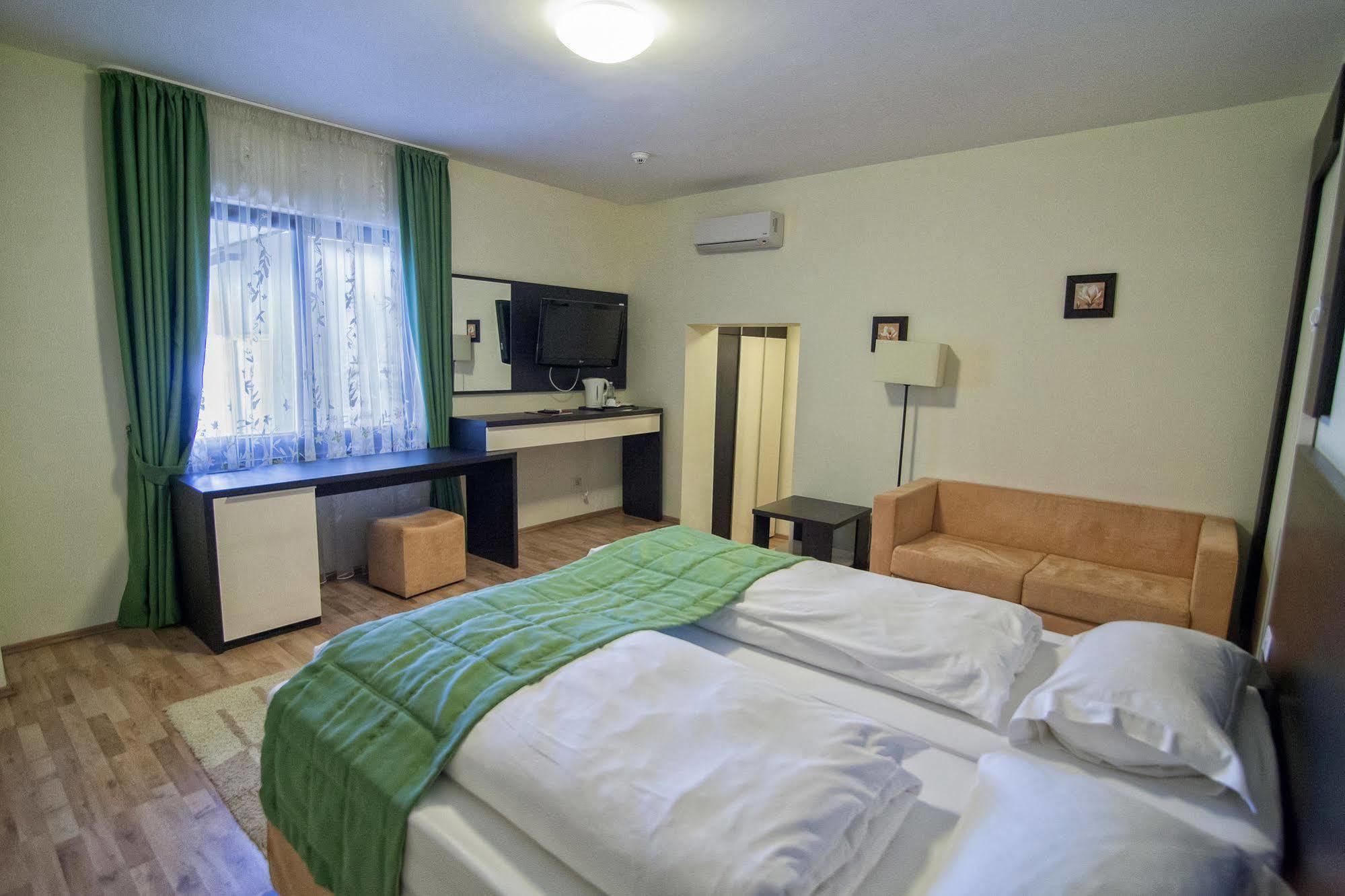 Hotel Armonia By Aristocratis à Targu Neamt Extérieur photo