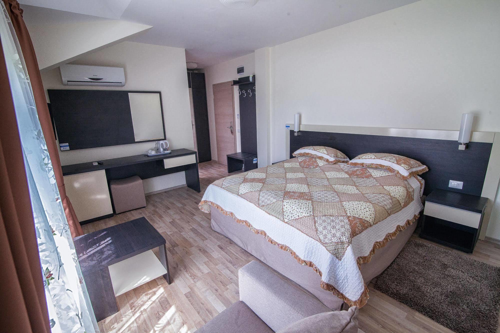 Hotel Armonia By Aristocratis à Targu Neamt Extérieur photo