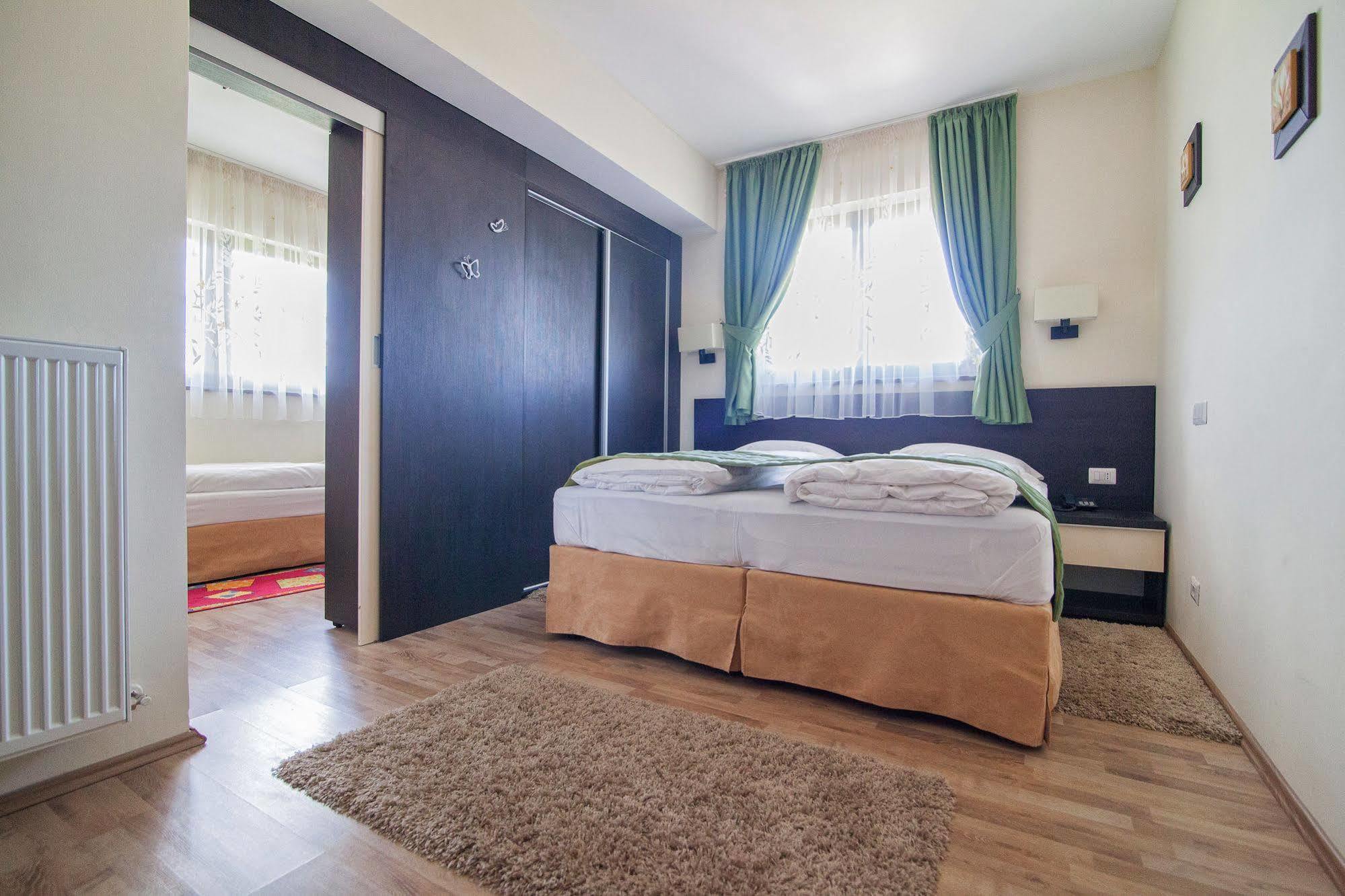 Hotel Armonia By Aristocratis à Targu Neamt Extérieur photo