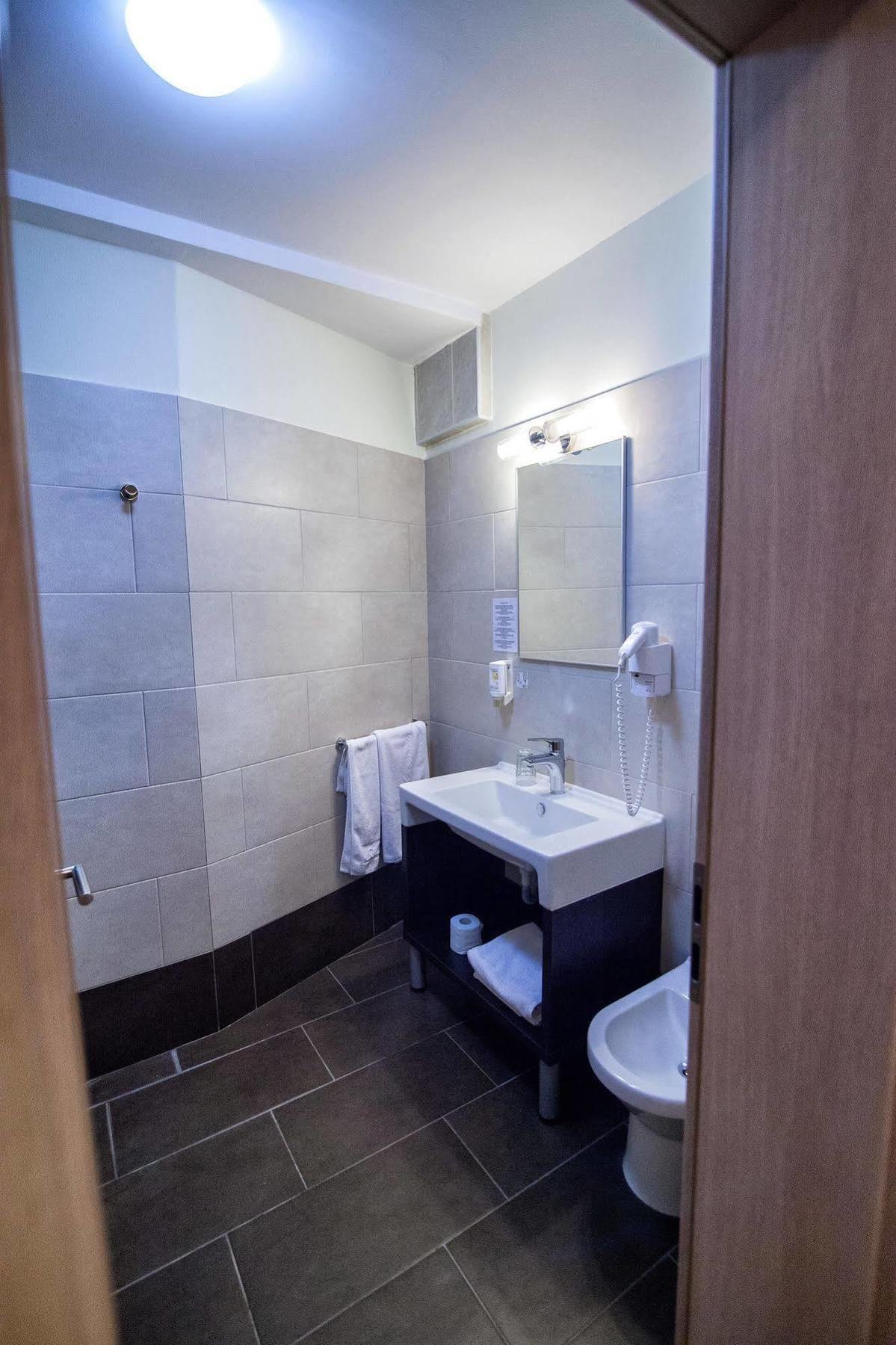 Hotel Armonia By Aristocratis à Targu Neamt Extérieur photo