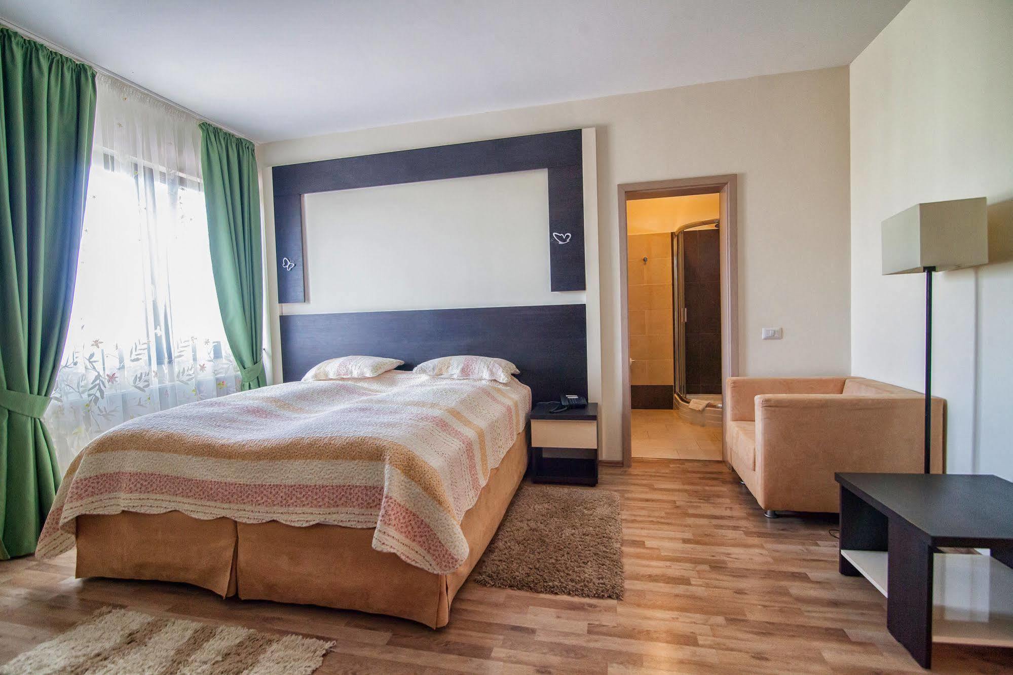 Hotel Armonia By Aristocratis à Targu Neamt Extérieur photo