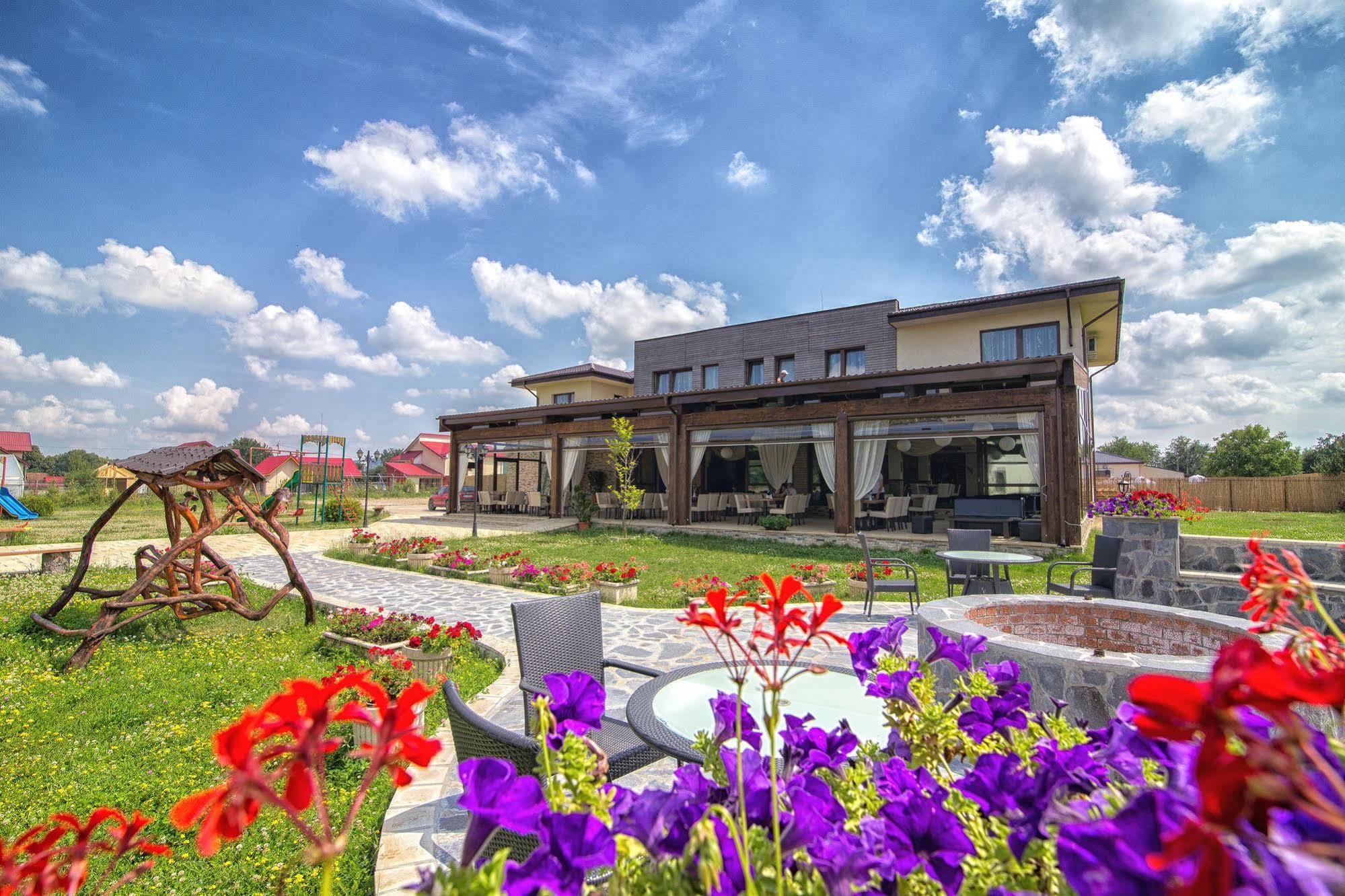 Hotel Armonia By Aristocratis à Targu Neamt Extérieur photo